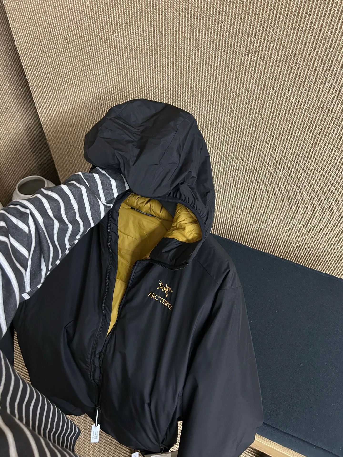 【Arcteryx Atom Hoody 】 : Arcteryx， ， ， 。 ， ， 。 ，Arcteryx ， 。Quality、 ， 。 ， + : ✅ 100% ，Tyono 30 ， ， ✅ ， Wear-Resistant Breathable ✅ ， ， ✅ ， ， ， ✅ 、 ， ， ✅ logo ， ✅ YKK， ✅ ：Coreloft TM Continuous 65 ， ✅（65g/m 2) : ，Breathable ，ATOM Coreloft TM Continuous ， ， ， ， Wear-Resistant ， ， ， 。